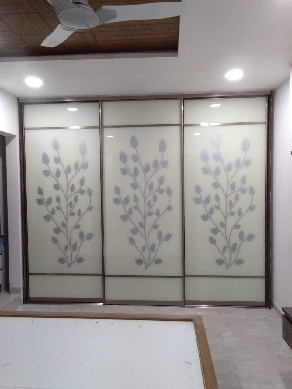 amazing-exclusive-designer-beautiful-lacquer-glass-wardrobes-in-gurgaon-gurgaon-best-dealers-and-manufacturers-in-gurgaon-india